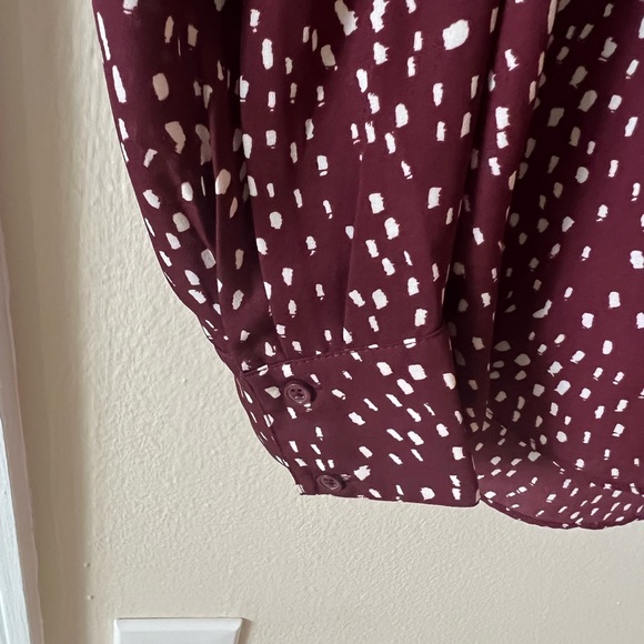 Long sleeve blouse with v neck front pleat. - Picture 3 of 3